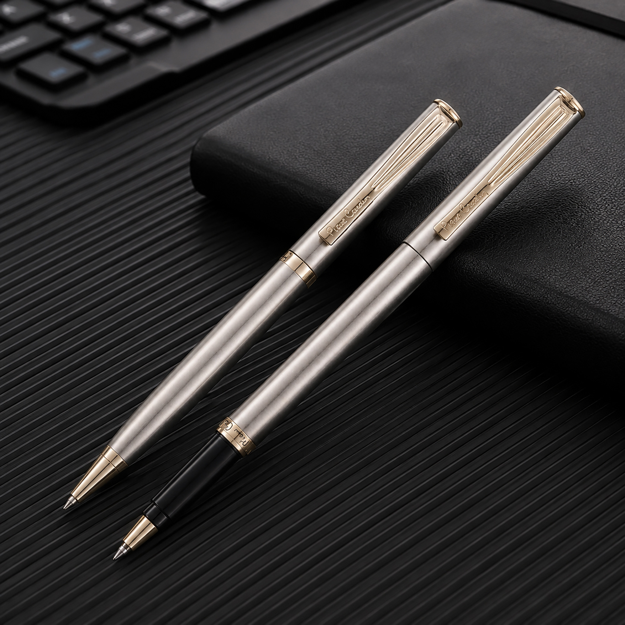 Набор Pierre Cardin PEN&PEN: ручка шариковая + роллер. Цвет - серебристый с позолотой. Упаковка Е.